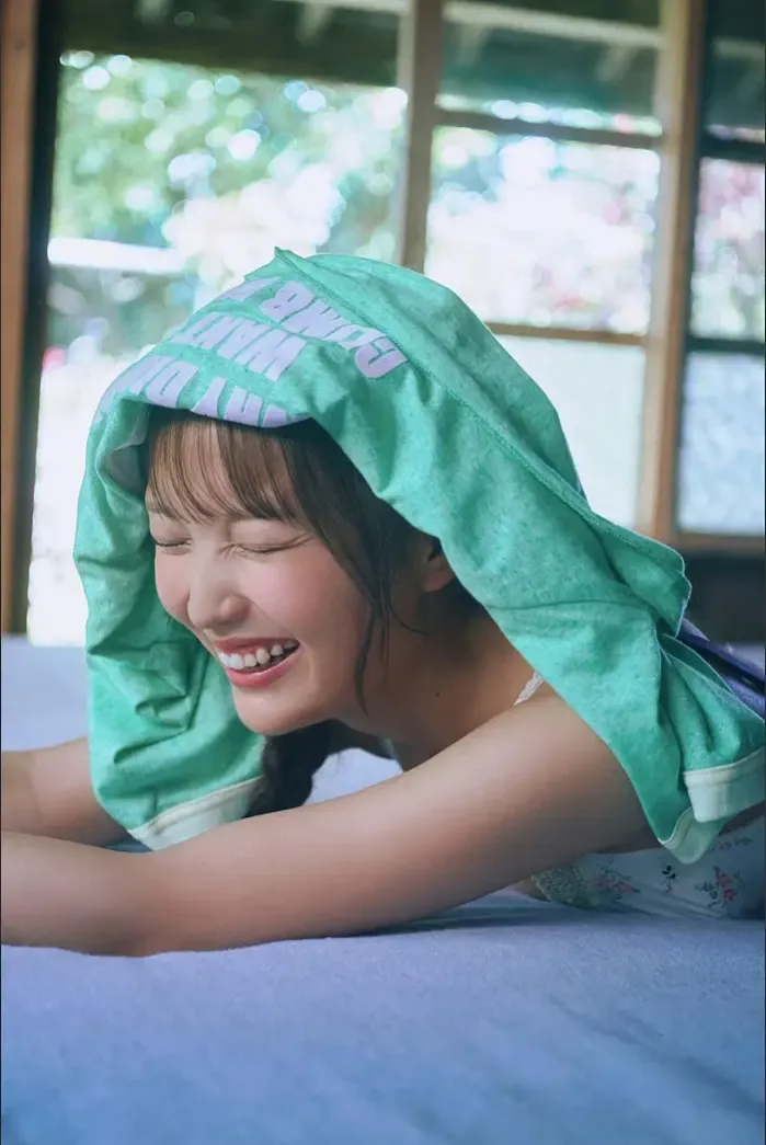 NEO 네오, 사진집 2025 가을 시즌 걸 「푸른빛에 녹아들다」