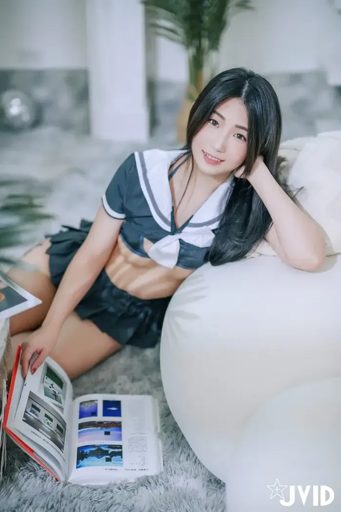 어린 얼굴에 큰 가슴을 가진 여학생-색으로 유혹하는 가정교사 선생님