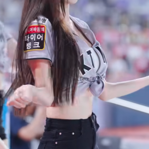 아웃송하다 심판 따라하는 김해리 치어리더