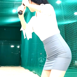 너클볼을 완벽한 타이밍에 쳐내는 배팅녀