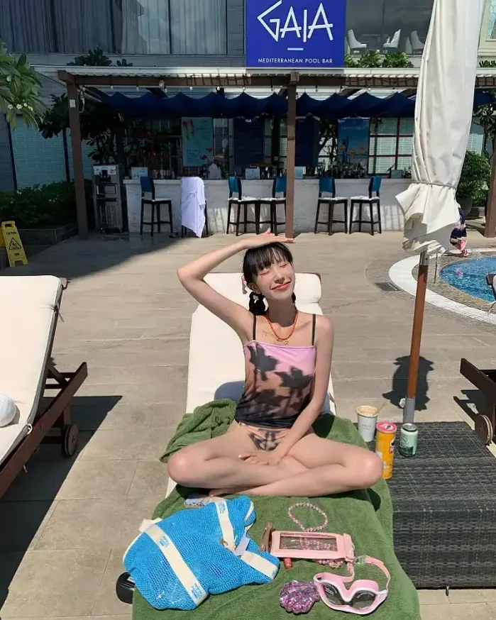 호텔 수영장에서 여유도 부려보고