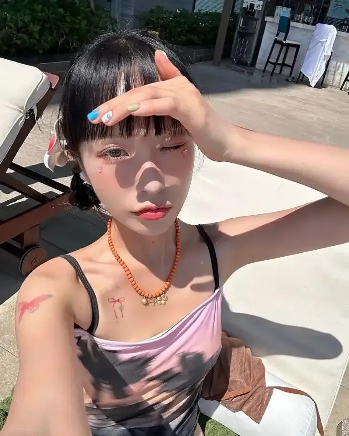 호텔 수영장에서 여유도 부려보고
