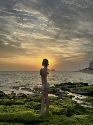 바다로 다가가는 슬랜더녀