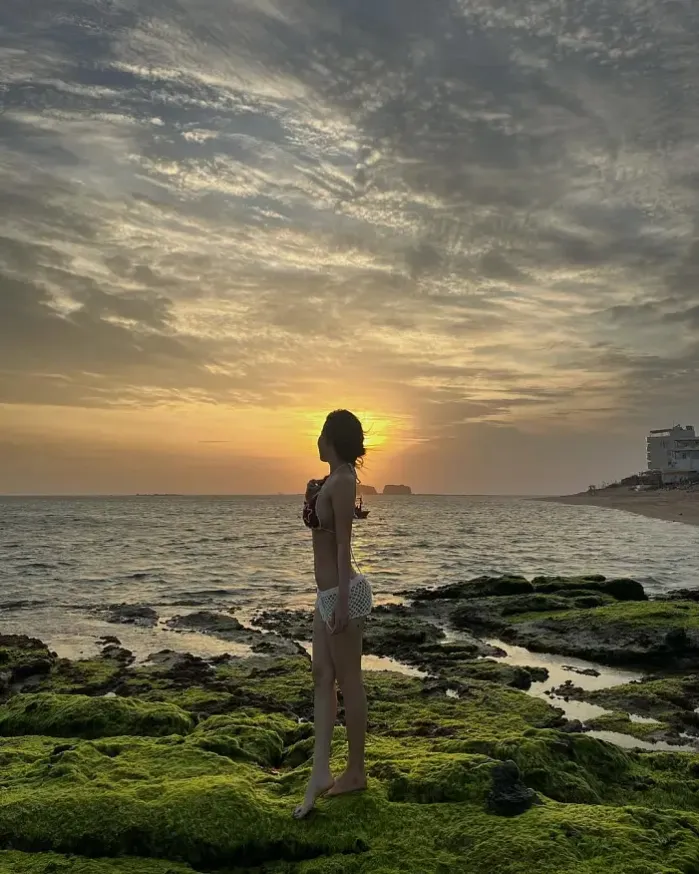 바다로 다가가는 슬랜더녀