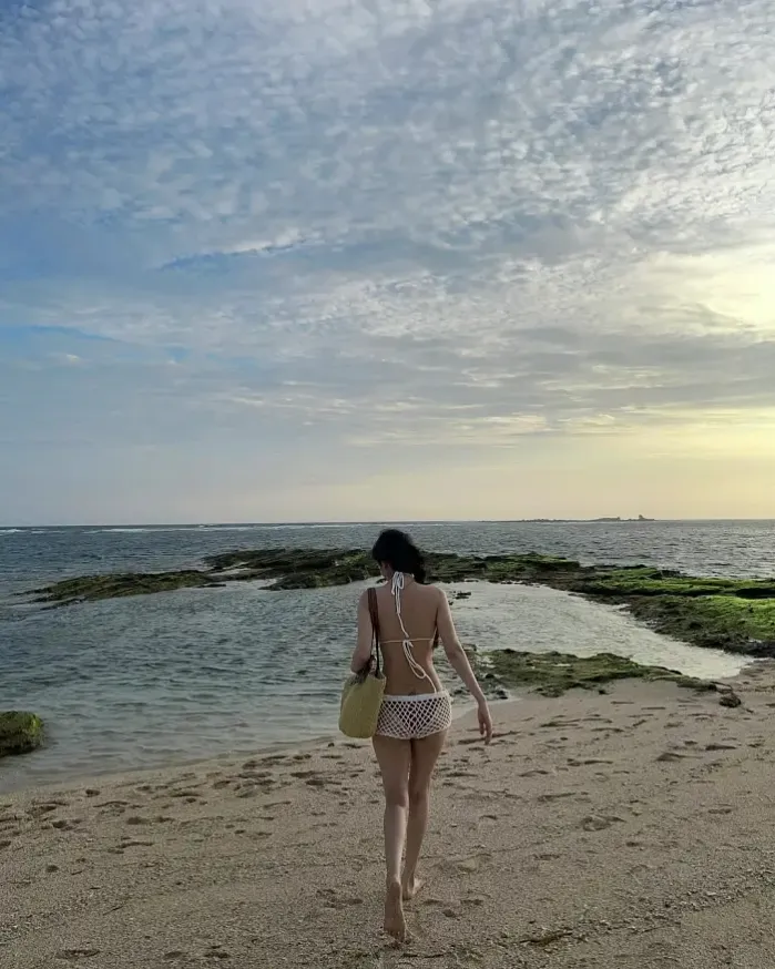 바다로 다가가는 슬랜더녀