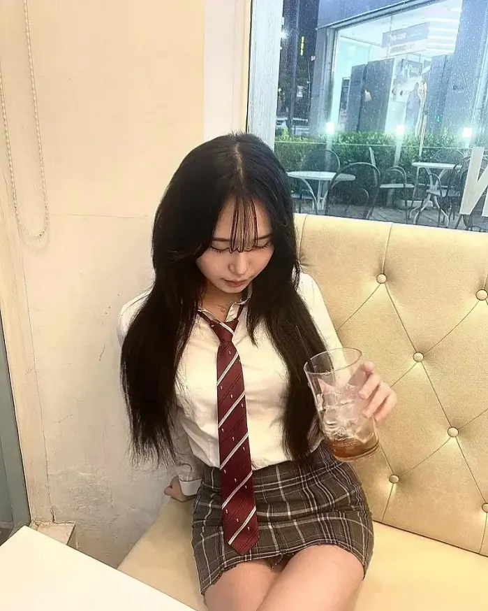 아슬아슬한 교복치마 사이