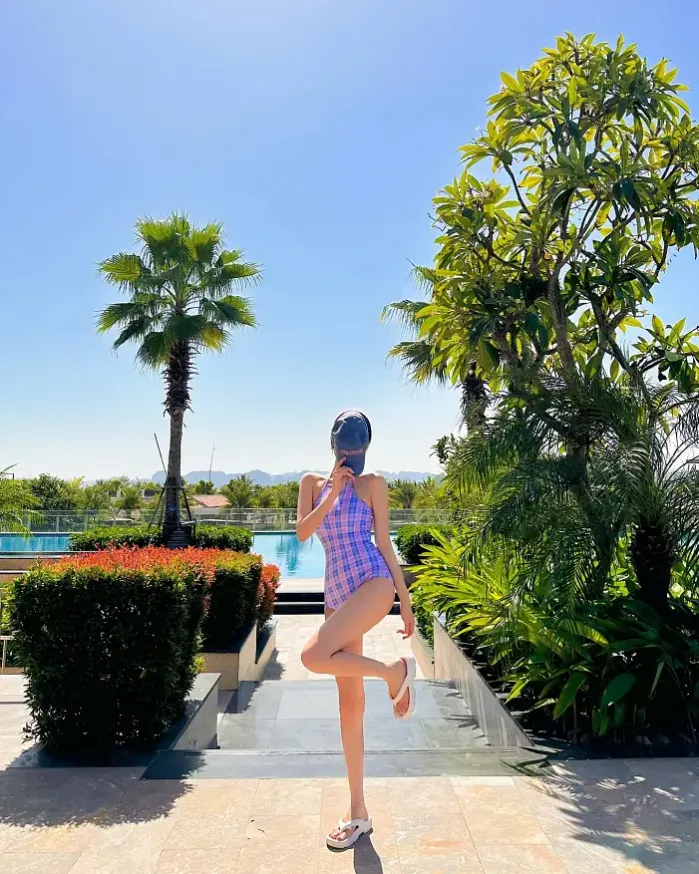 핑크블루 수영복의 발랄함