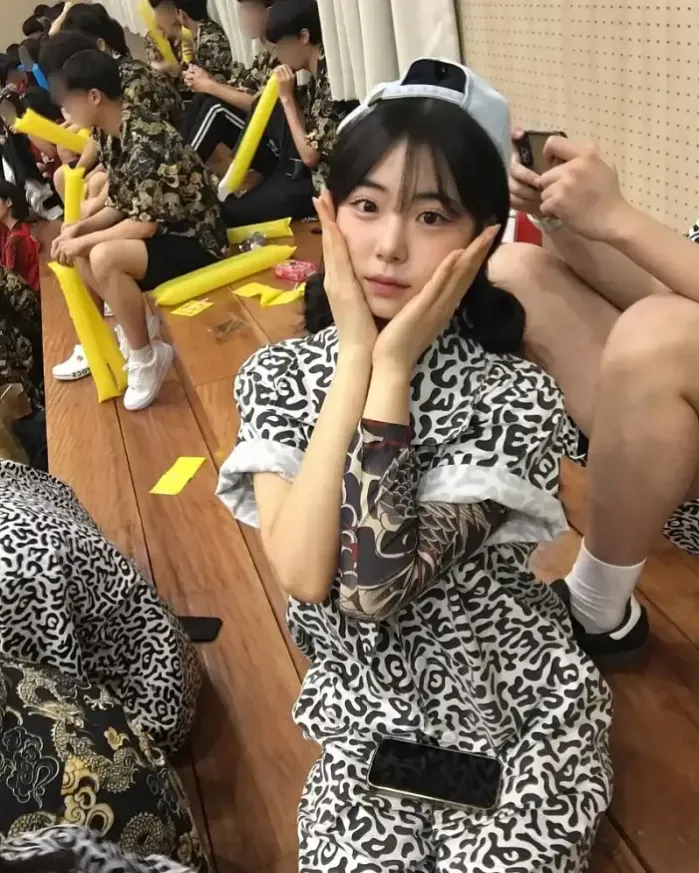 교실뒤편에서 여고딩 허벅지 자랑