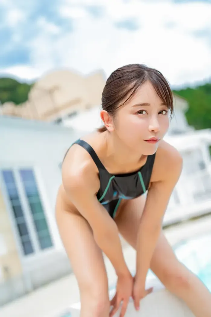 이쿠미, 디지털 사진집 \'글리터링 컴피티션 수영복\'