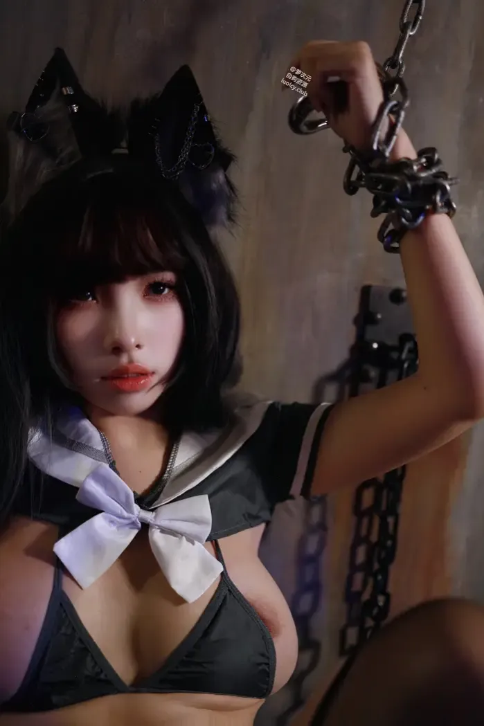 모모 Momo, 누드 사진집 길들여진 늑대 소녀