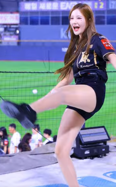 " 10등신 비율깡패가 보여주는 발차기 " 250909 김해리 치어리더 직캠