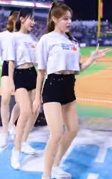 " 무반주 피리아웃송 신나잖아!! " 250904 이예빈치어리더 아웃송 직캠