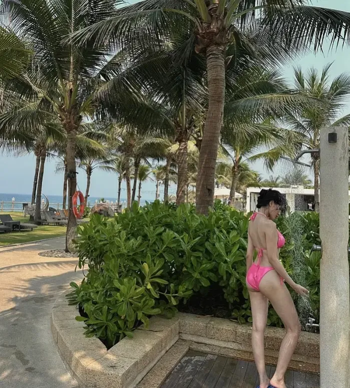 호이안의 여행중 해변에서 샤워중인 처자