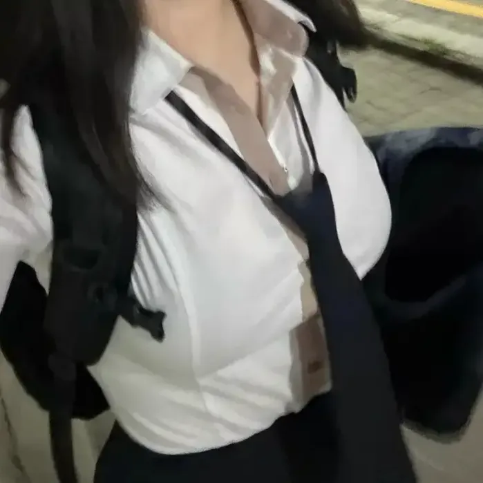 침대에서 살스 신은 여고생들