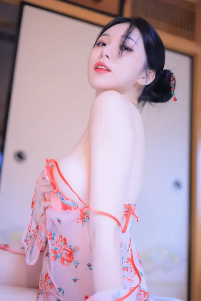 Yeon Woo 연우, Photobook ‘Heat’ Set.01