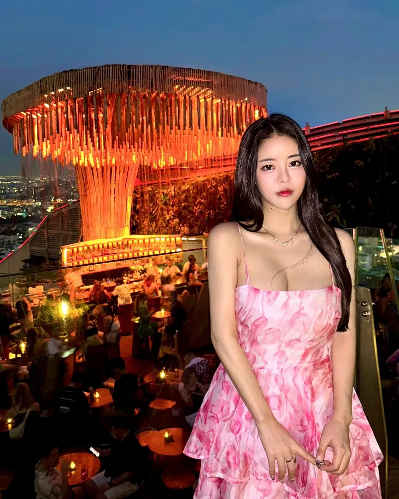 핫플, 다녀옴 기념사진 올린 처자