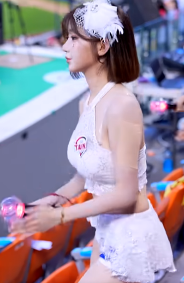 의상교체하려고 퇴장하는 이주은 치어리더