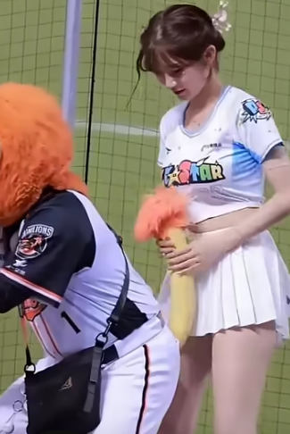 사자 마스코트의 꼬리도 표적이다LOL! 이주은 치어리더