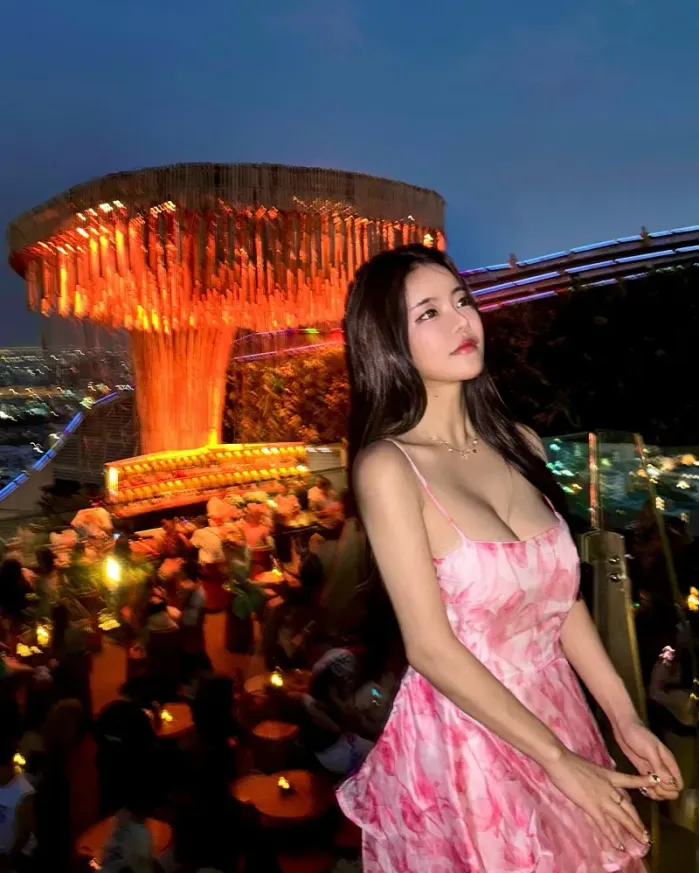 핫플, 다녀옴 기념사진 올린 처자