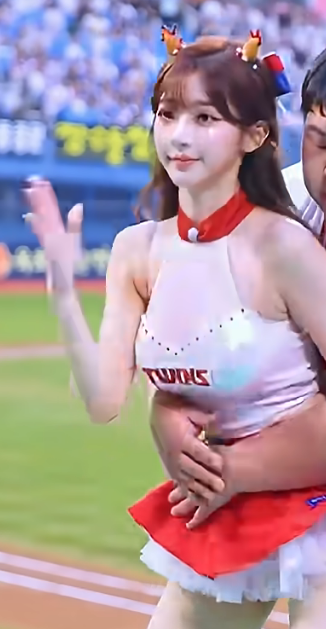 낯선 팬이 갑자기 그를 껴안았어요!!!