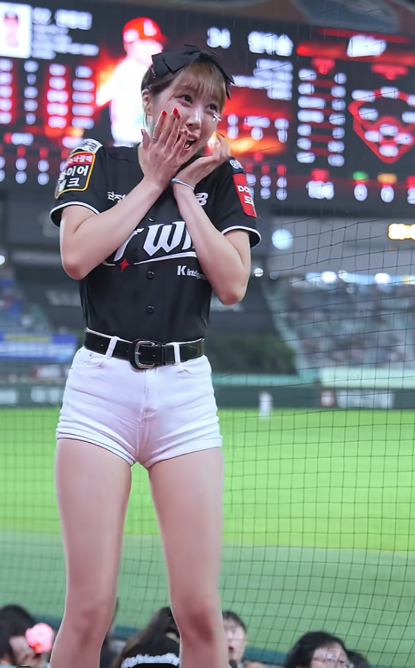 총알같이 가까이 날라오는 파울타구에 깜놀하는 이금주 치어리더