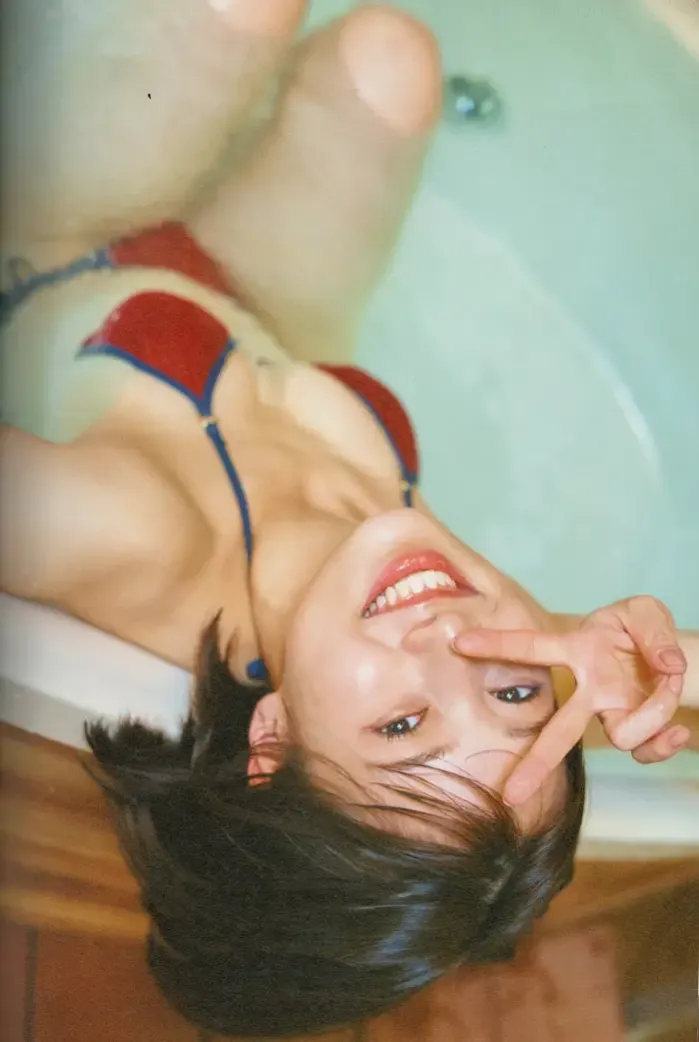 아베 와카나, 첫 번째 사진집 「사랑받을 예감」 Set.03