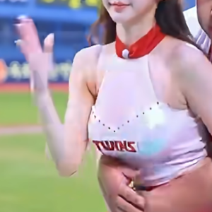 낯선 팬이 갑자기 그를 껴안았어요!!!