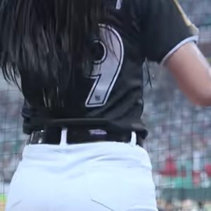 찰진 하체 무빙으로 감독님 대기록 축하하는 김진아 치어리더