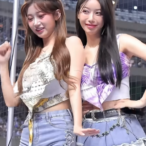 이주은과 이아영 엉덩이를 껴안고 흔드는 모습